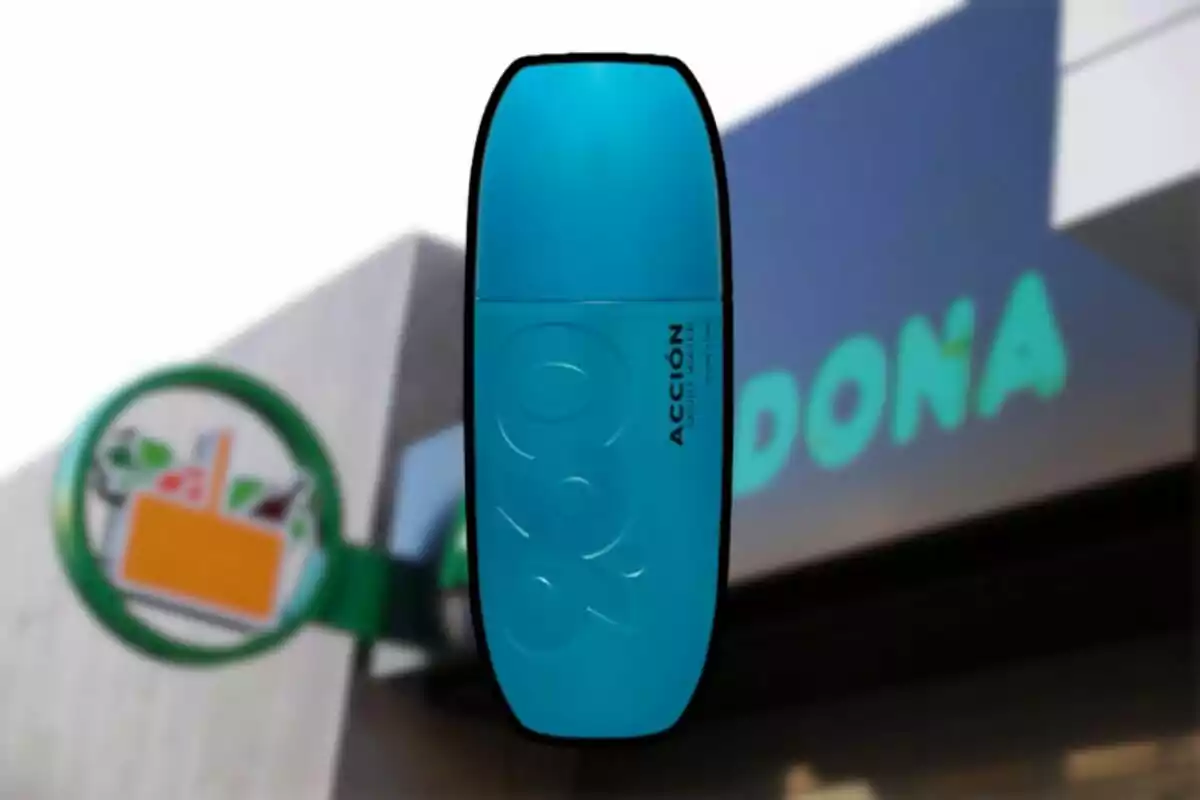 Desodorante azul de la marca Acción frente a una tienda Mercadona desenfocada. Desodorante azul de la marca Acción frente a una tienda Mercadona desenfocada.