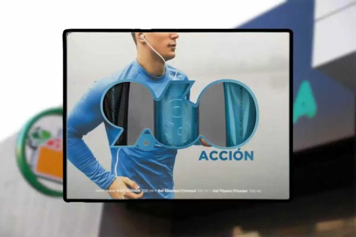 Caja de productos de cuidado personal con diseño deportivo y la palabra ACCIÓN en letras azules, mostrando a un hombre con camiseta azul y audífonos. Caja de productos de cuidado personal con diseño deportivo y la palabra ACCIÓN en letras azules, mostrando a un hombre con camiseta azul y audífonos.