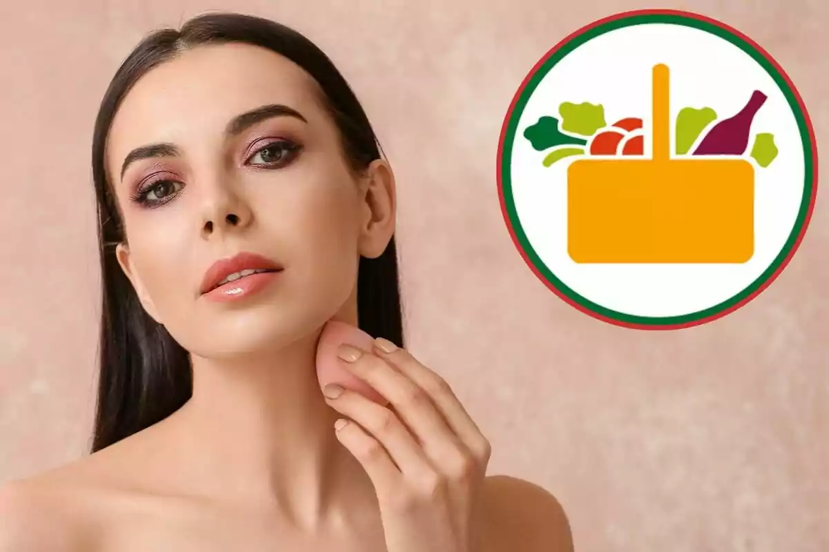 Mujer aplicando maquillaje con una esponja y un icono de canasta de supermercado con alimentos en la esquina superior derecha Mujer aplicando maquillaje con una esponja y un icono de canasta de supermercado con alimentos en la esquina superior derecha