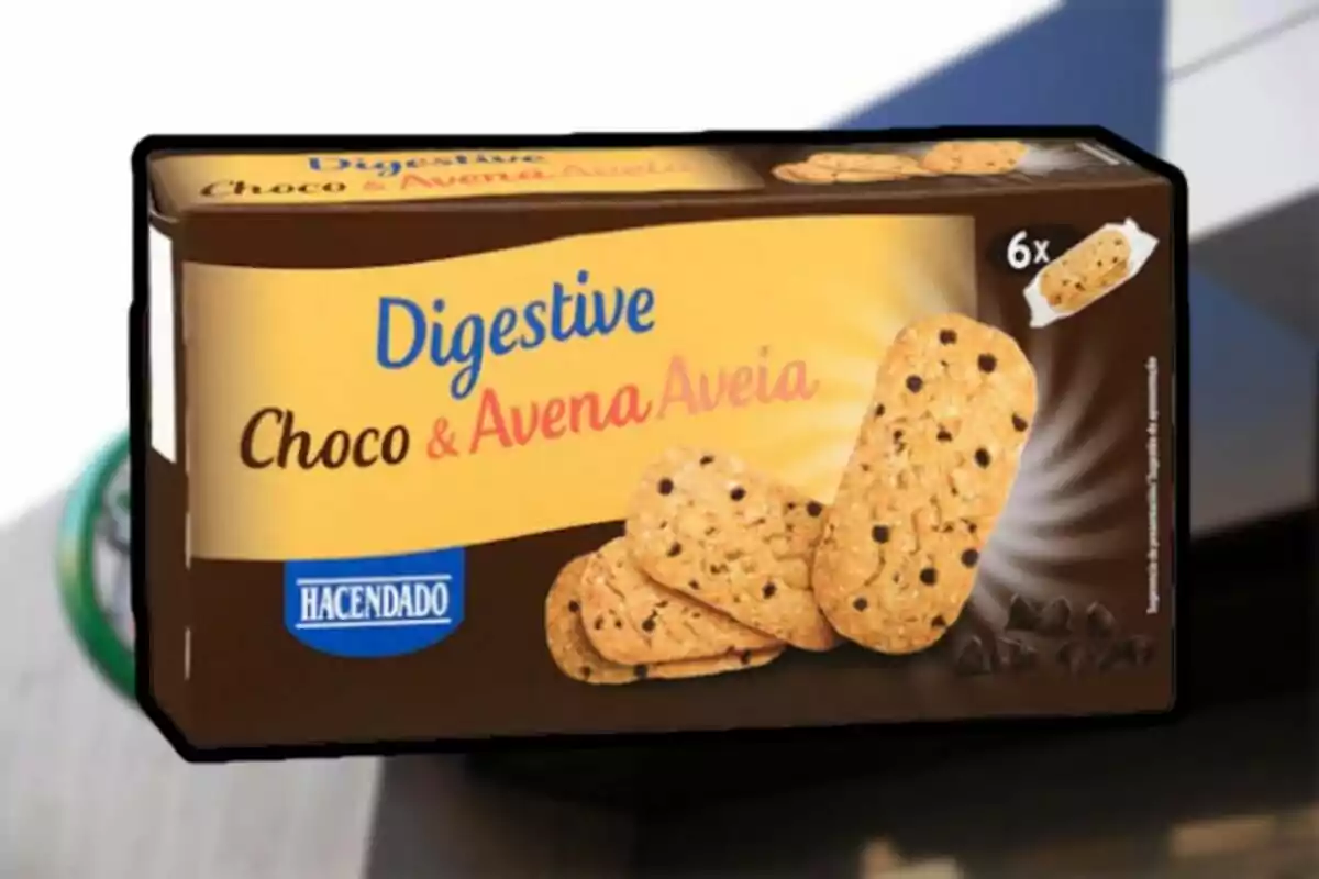 Caja de galletas Digestive Choco y Avena de la marca Hacendado con imagen de galletas y trozos de chocolate en la parte frontal Caja de galletas Digestive Choco y Avena de la marca Hacendado con imagen de galletas y trozos de chocolate en la parte frontal