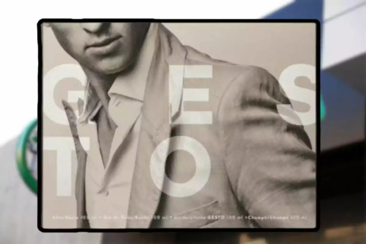 Cartel publicitario en tonos sepia con la imagen de un hombre vestido con saco claro y la palabra GESTO en letras grandes y blancas superpuestas. Cartel publicitario en tonos sepia con la imagen de un hombre vestido con saco claro y la palabra GESTO en letras grandes y blancas superpuestas.