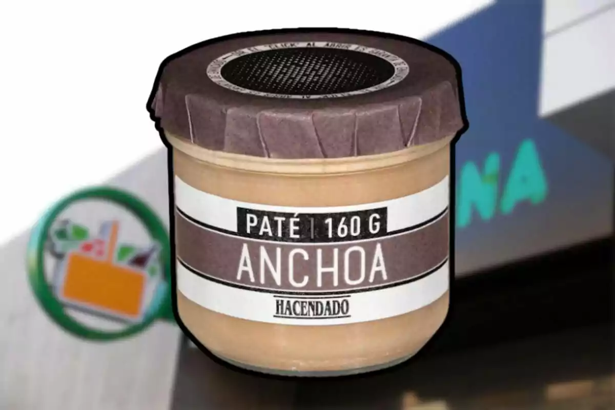 Tarro de paté de anchoa de la marca Hacendado con fondo de supermercado difuminado Tarro de paté de anchoa de la marca Hacendado con fondo de supermercado difuminado