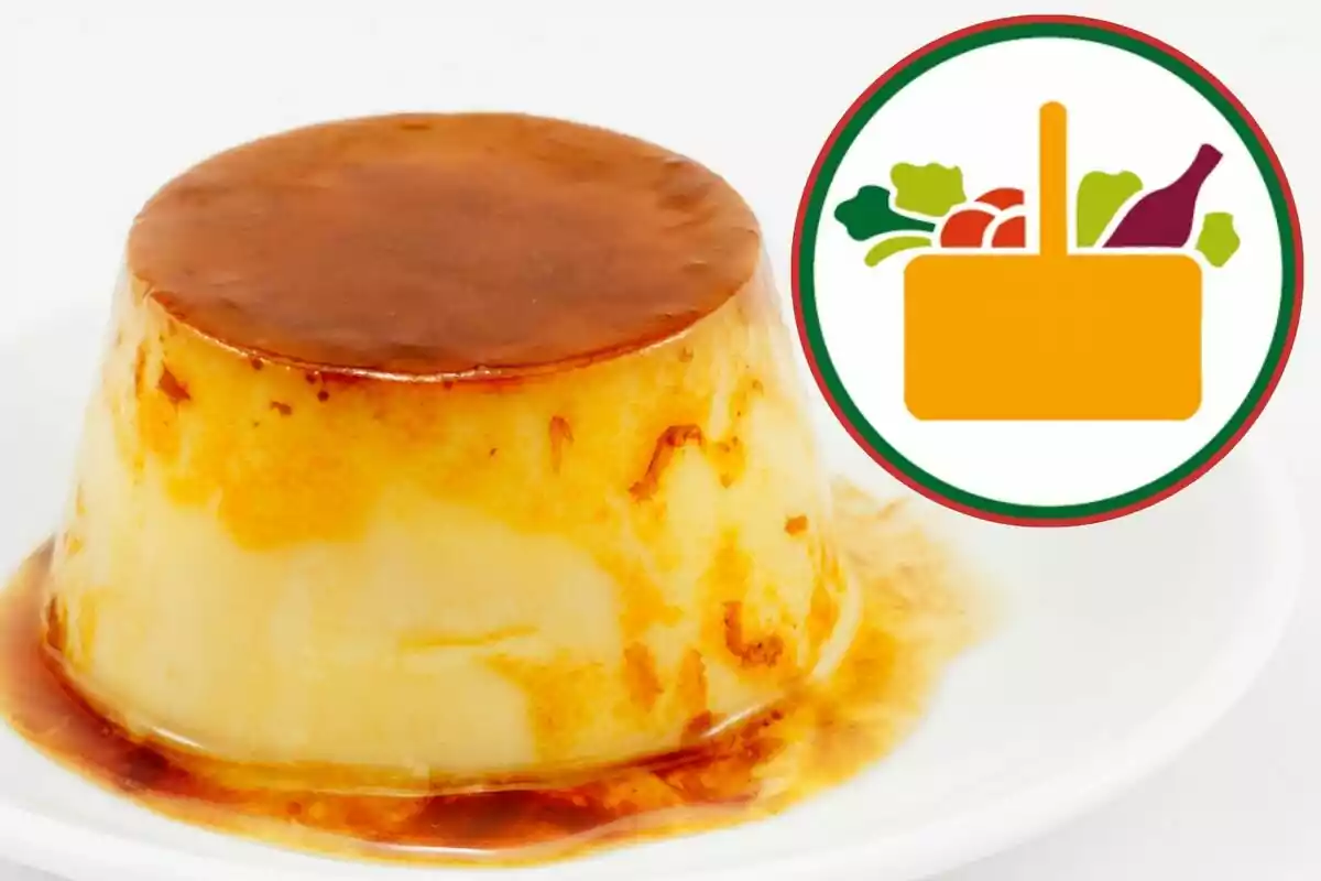 Flan de caramelo servido en un plato blanco con un icono de canasta de supermercado en la esquina superior derecha Flan de caramelo servido en un plato blanco con un icono de canasta de supermercado en la esquina superior derecha