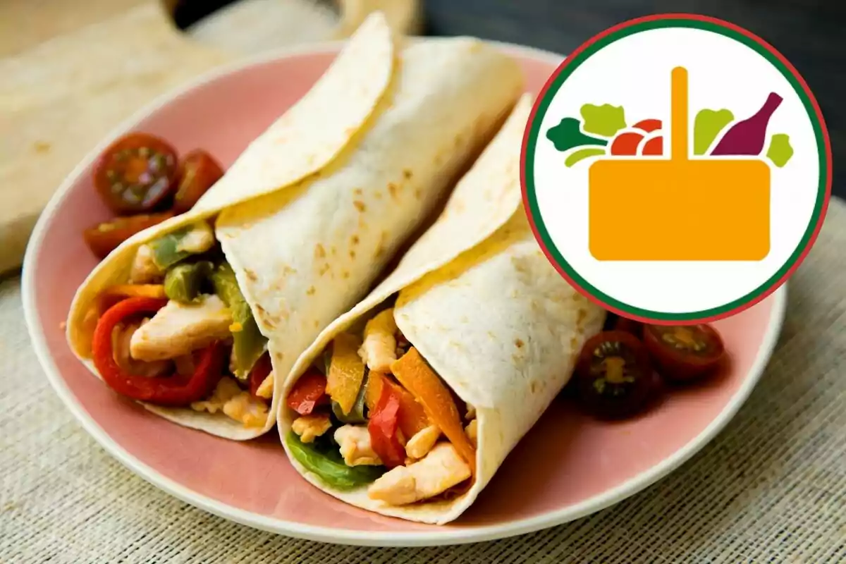 Dos burritos rellenos de pollo y verduras en un plato rosa con jitomates cherry y un gráfico de canasta de supermercado en la esquina superior derecha Dos burritos rellenos de pollo y verduras en un plato rosa con jitomates cherry y un gráfico de canasta de supermercado en la esquina superior derecha