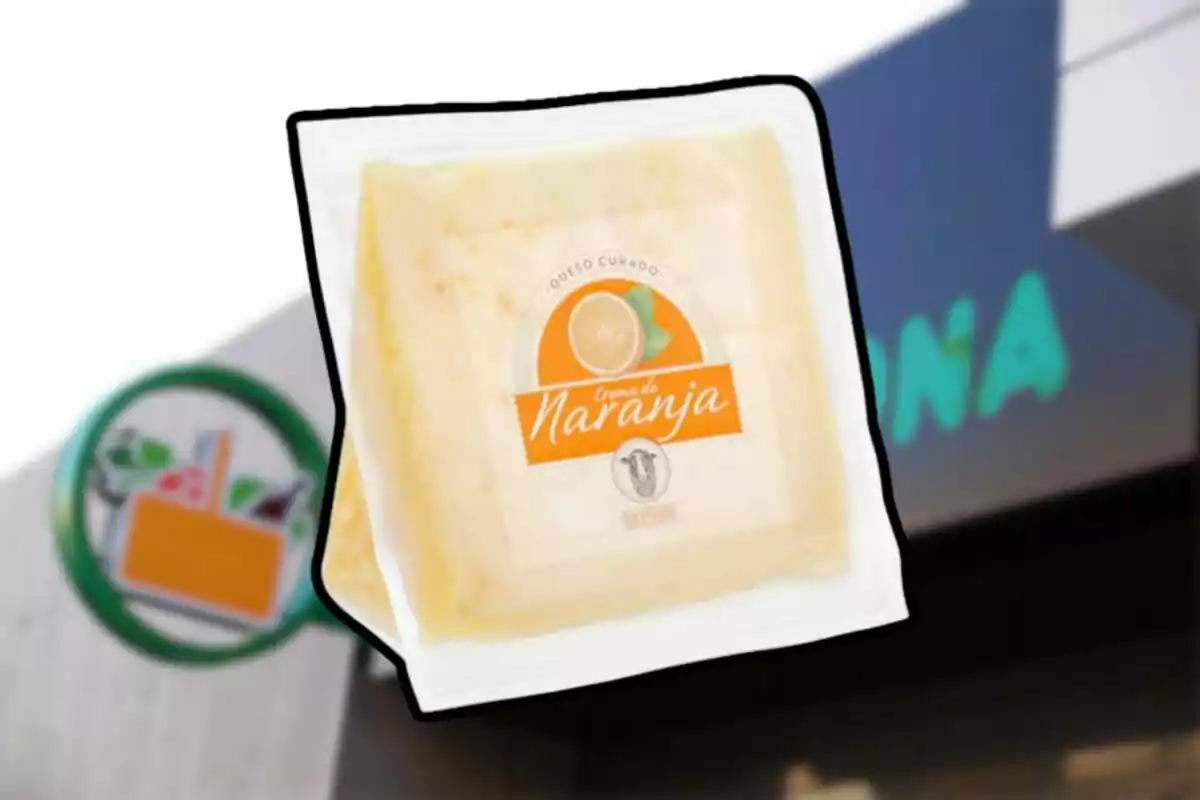 Queso curado crema de naranja en empaque transparente frente a una tienda Queso curado crema de naranja en empaque transparente frente a una tienda