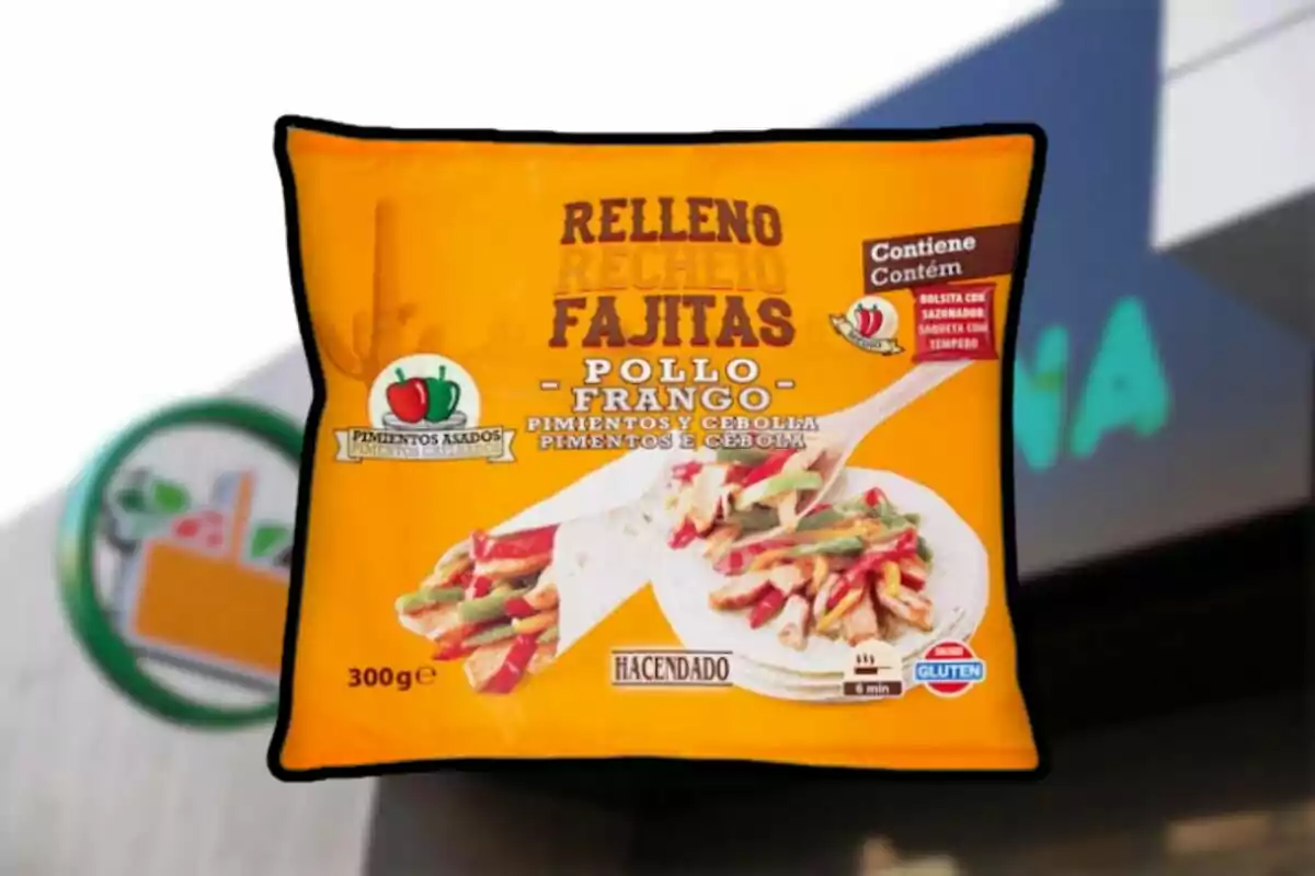 Paquete de relleno para fajitas de pollo con pimientos y cebolla de la marca Hacendado sobre un fondo borroso de supermercado Paquete de relleno para fajitas de pollo con pimientos y cebolla de la marca Hacendado sobre un fondo borroso de supermercado