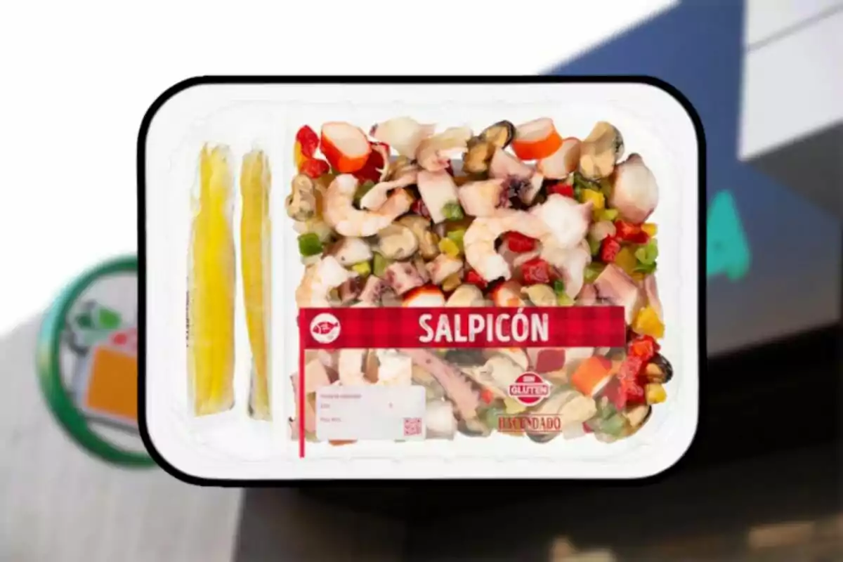 Envase de salpicón de mariscos de la marca Hacendado con sobre de aliño incluido Envase de salpicón de mariscos de la marca Hacendado con sobre de aliño incluido