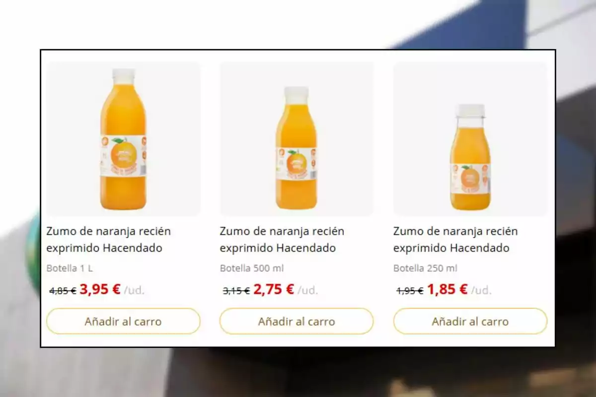 Tres botellas de zumo de naranja recién exprimido Hacendado en diferentes tamaños con sus precios y botones para añadir al carrito Tres botellas de zumo de naranja recién exprimido Hacendado en diferentes tamaños con sus precios y botones para añadir al carrito