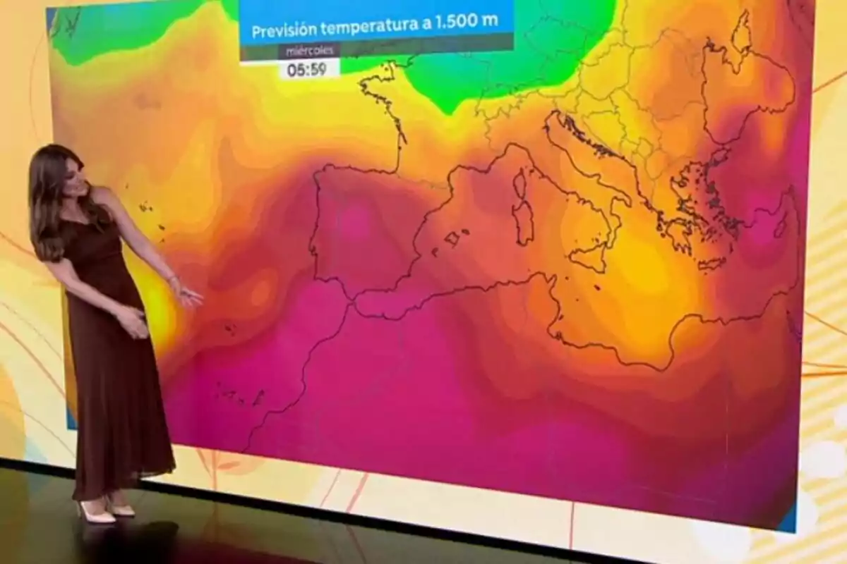 Mercedes Martín señalando un mapa de Europa y el Mediterráneo con colores que indican altas temperaturas. Mercedes Martín señalando un mapa de Europa y el Mediterráneo con colores que indican altas temperaturas.