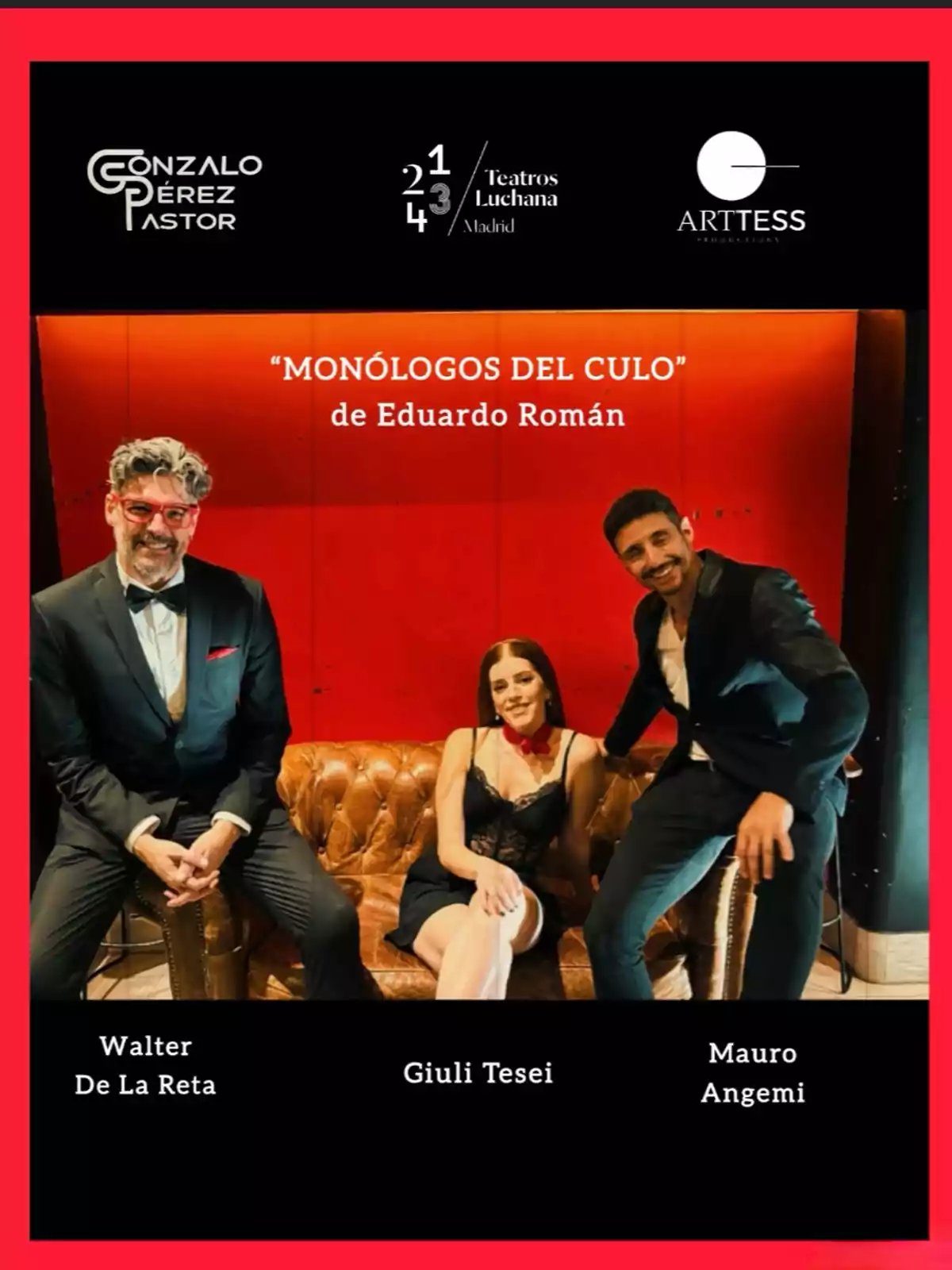 Tres personas elegantemente vestidas posan en un sofá de cuero marrón frente a una pared roja, promocionando la obra Monólogos del Culo de Eduardo Román en los Teatros Luchana de Madrid