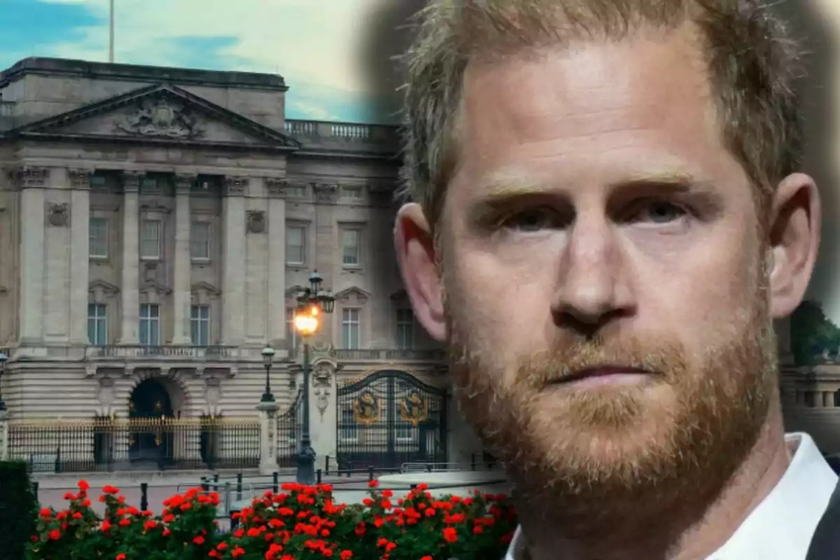 El príncipe Harry aparece en primer plano con el Palacio de Buckingham al fondo y flores rojas en la parte inferior de la imagen