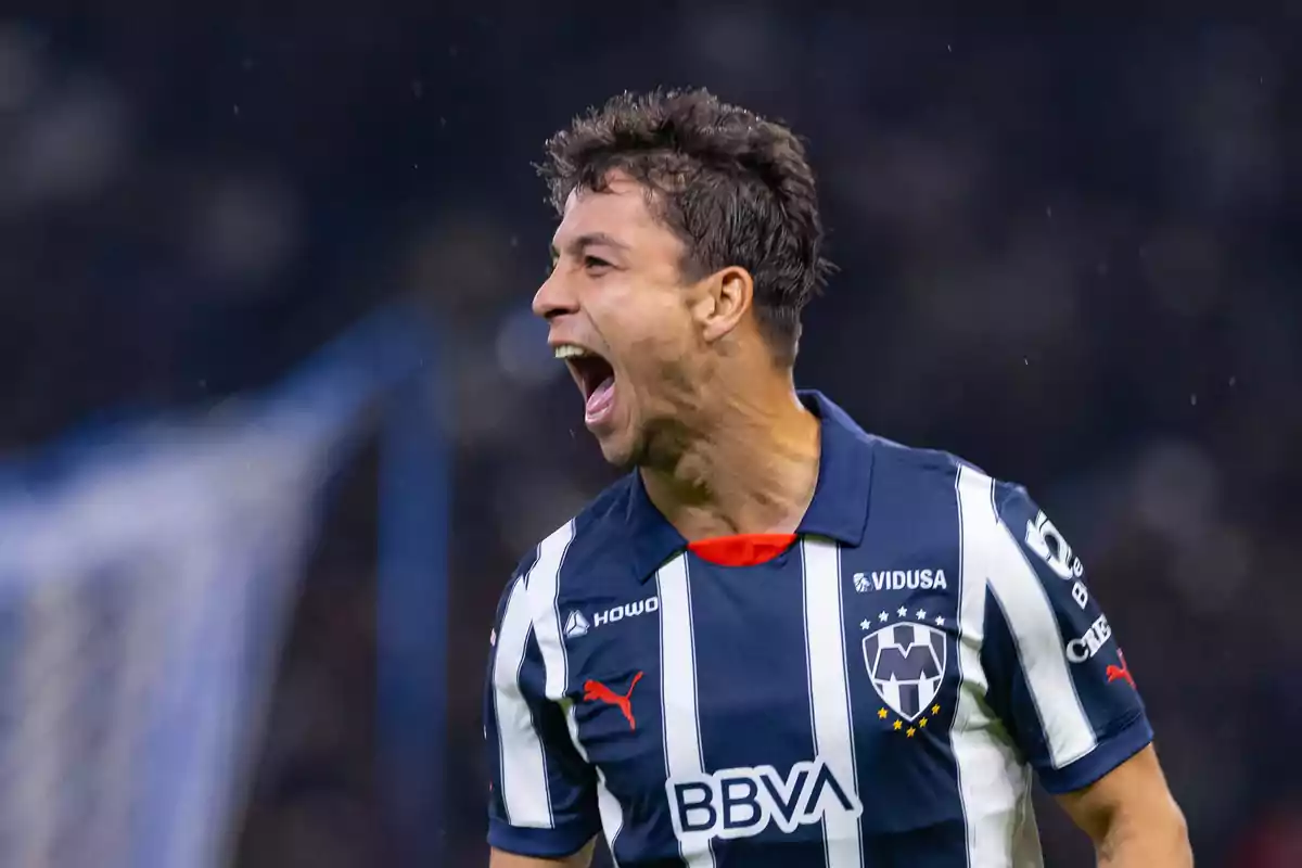 Futbolista con uniforme de Rayados celebrando efusivamente en el campo de juego Futbolista con uniforme de Rayados celebrando efusivamente en el campo de juego