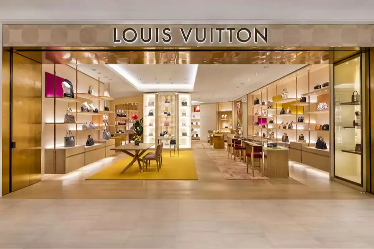 Tienda de lujo Louis Vuitton con estanterías iluminadas exhibiendo bolsos y accesorios en un ambiente elegante y moderno Tienda de lujo Louis Vuitton con estanterías iluminadas exhibiendo bolsos y accesorios en un ambiente elegante y moderno