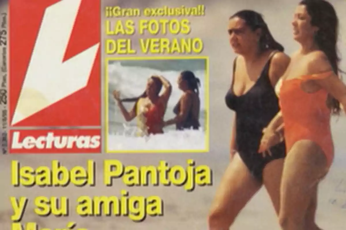 Portada de revista Lecturas mostrando a dos mujeres en bañador caminando por la playa con el texto las fotos del verano en letras amarillas Portada de revista Lecturas mostrando a dos mujeres en bañador caminando por la playa con el texto las fotos del verano en letras amarillas