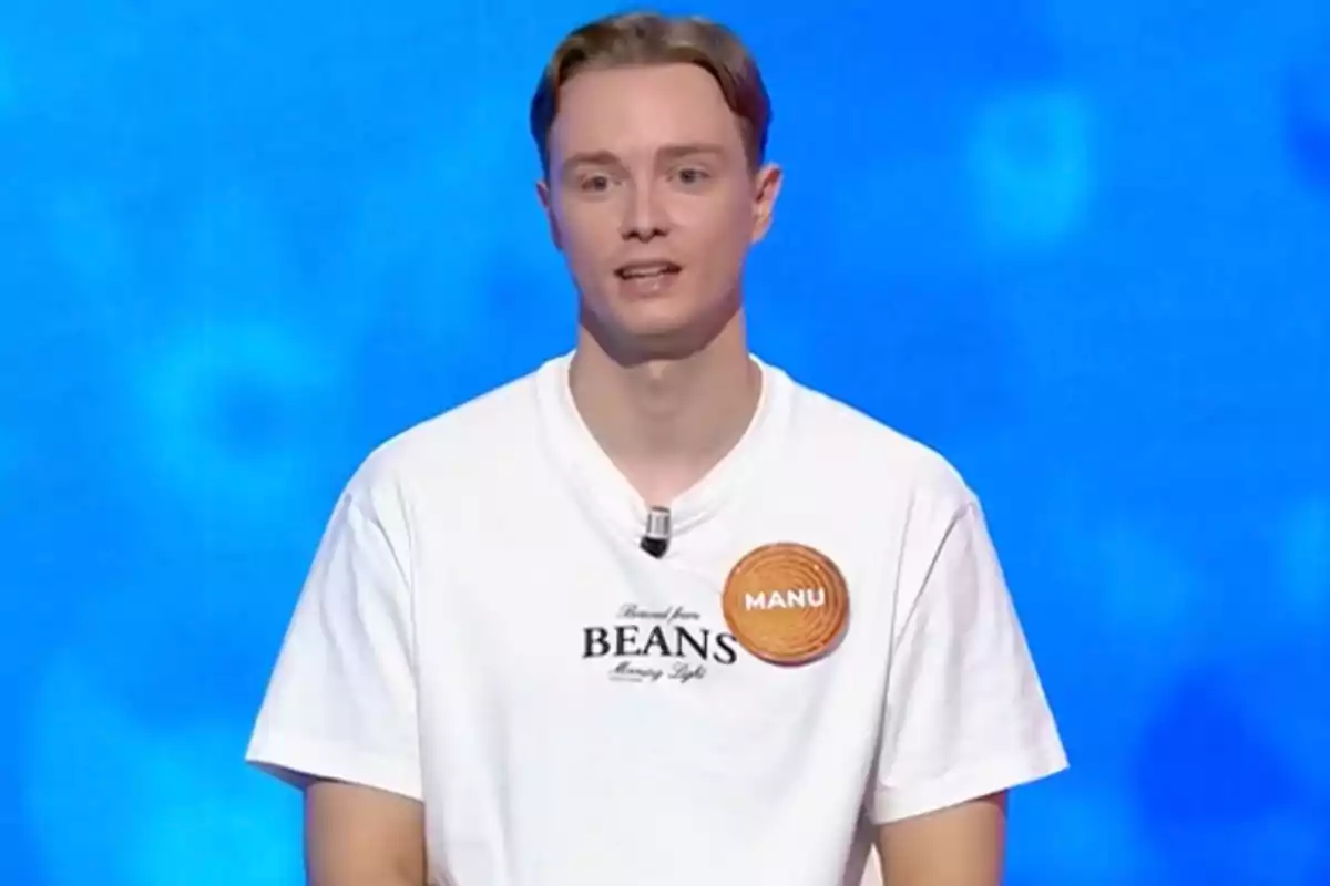 Manu Pascual con camiseta blanca y fondo azul participando en un programa de televisión. Captura de 'Pasapalabra' Manu Pascual con camiseta blanca y fondo azul participando en un programa de televisión. Captura de 'Pasapalabra'