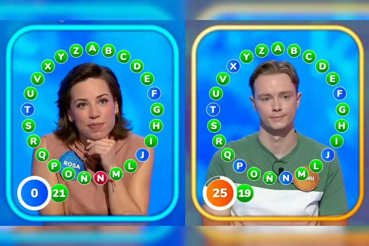 Rosa y Manu participan en la prueba final de un concurso de televisión, cada uno rodeado por un círculo de letras y con marcadores de puntuación visibles. Captura de 'Pasapalabra' Rosa y Manu participan en la prueba final de un concurso de televisión, cada uno rodeado por un círculo de letras y con marcadores de puntuación visibles. Captura de 'Pasapalabra'