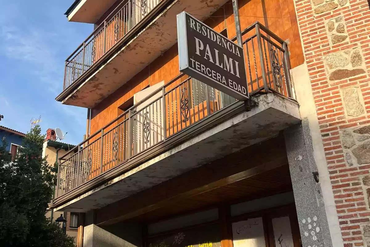 Edificio de varios pisos con balcones y un letrero que dice Residencia Palmi Tercera Edad Edificio de varios pisos con balcones y un letrero que dice Residencia Palmi Tercera Edad