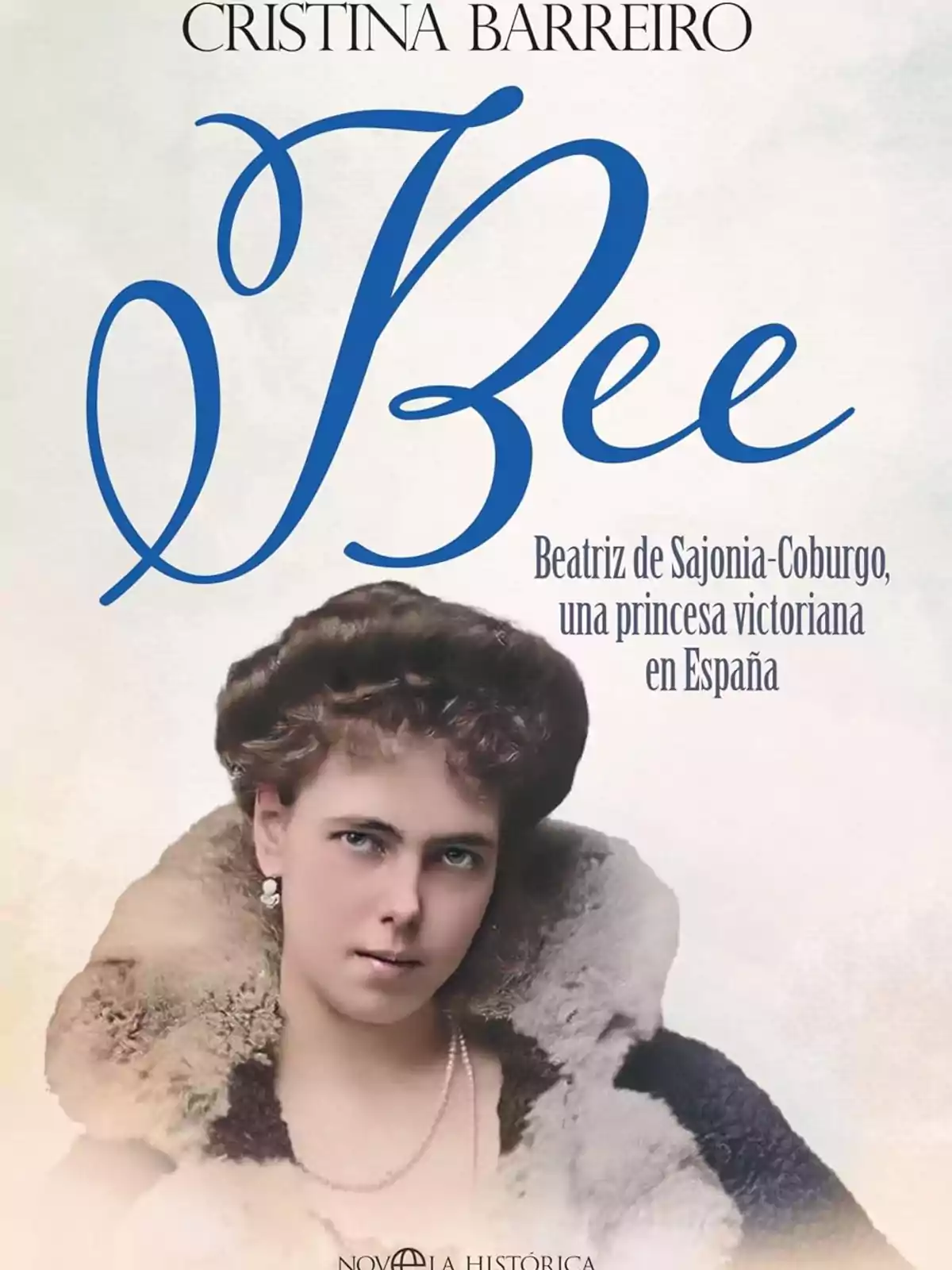 Portada del libro Bee de Cristina Barreiro con la imagen de una mujer vestida elegantemente y el subtítulo Beatriz de Sajonia-Coburgo una princesa victoriana en España Portada del libro Bee de Cristina Barreiro con la imagen de una mujer vestida elegantemente y el subtítulo Beatriz de Sajonia-Coburgo una princesa victoriana en España