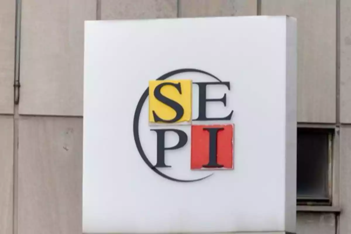 Logo de SEPI en un letrero blanco sobre una pared de piedra Logo de SEPI en un letrero blanco sobre una pared de piedra