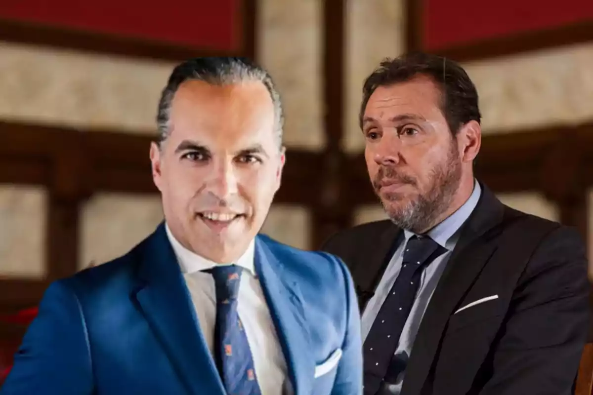 Dos hombres con traje posan en un entorno elegante de interiores