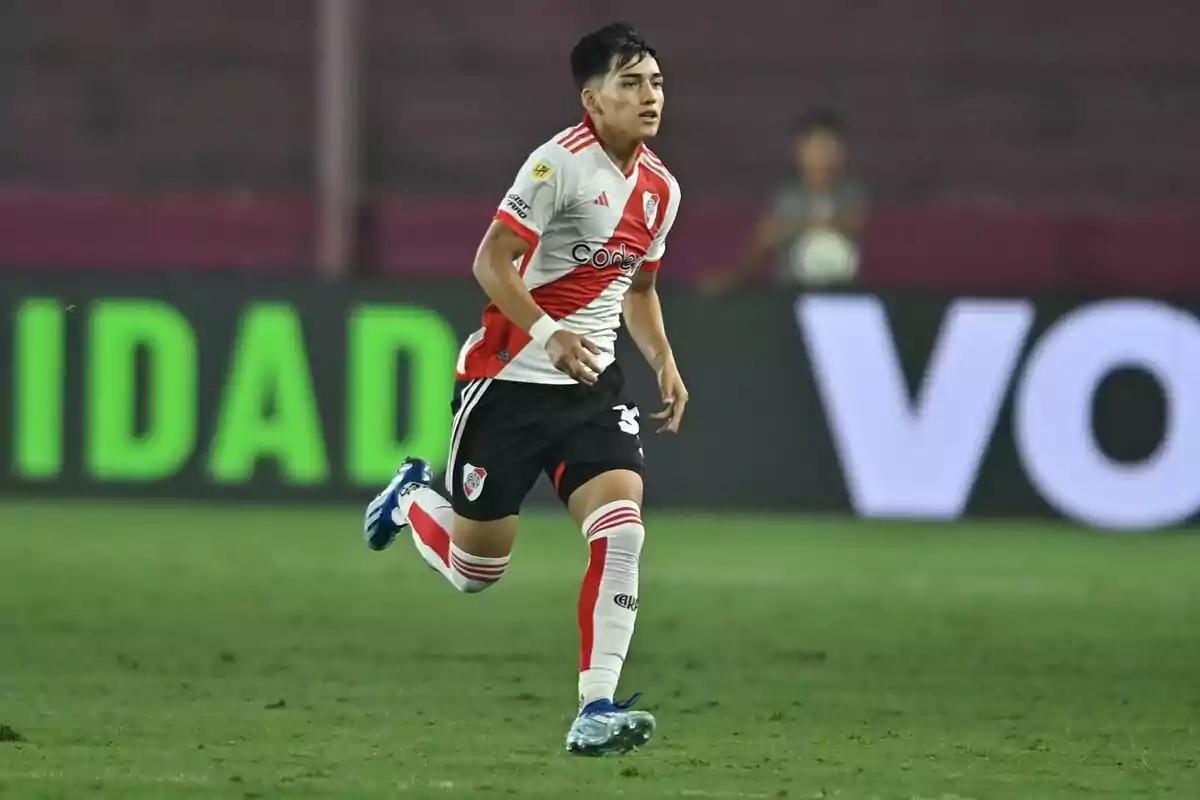Jugador de River Plate corriendo en el campo durante un partido de fútbol Jugador de River Plate corriendo en el campo durante un partido de fútbol