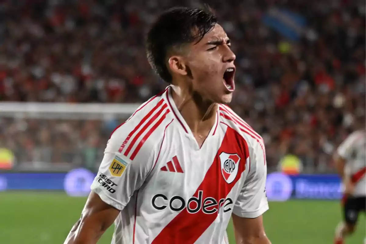 Jugador de River Plate celebrando un gol con expresión de euforia en un estadio lleno Jugador de River Plate celebrando un gol con expresión de euforia en un estadio lleno