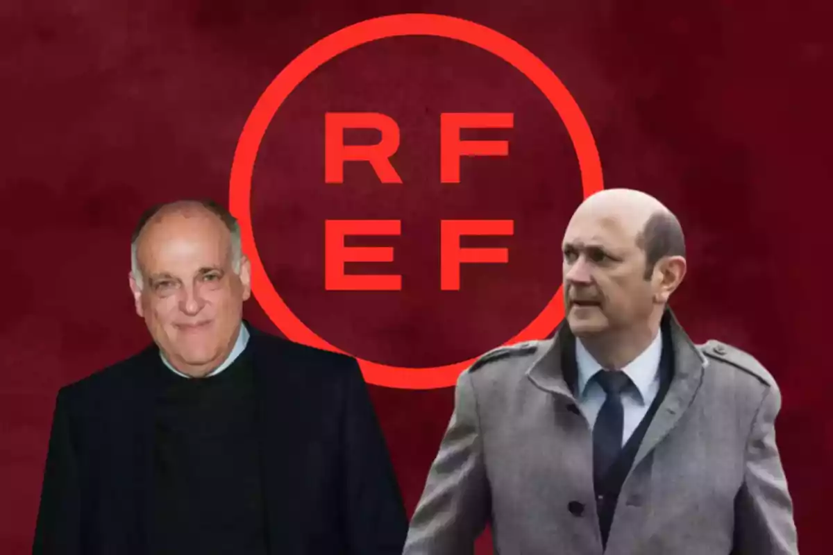 Dos hombres de traje posan frente a un fondo rojo con el logo de la RFEF en el centro