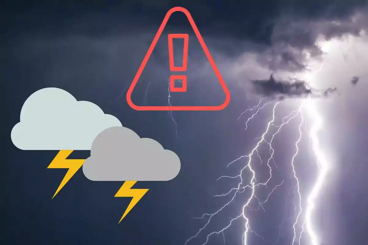 Cielo oscuro con relámpagos, dos nubes con rayos y un símbolo de advertencia en el centro Cielo oscuro con relámpagos, dos nubes con rayos y un símbolo de advertencia en el centro
