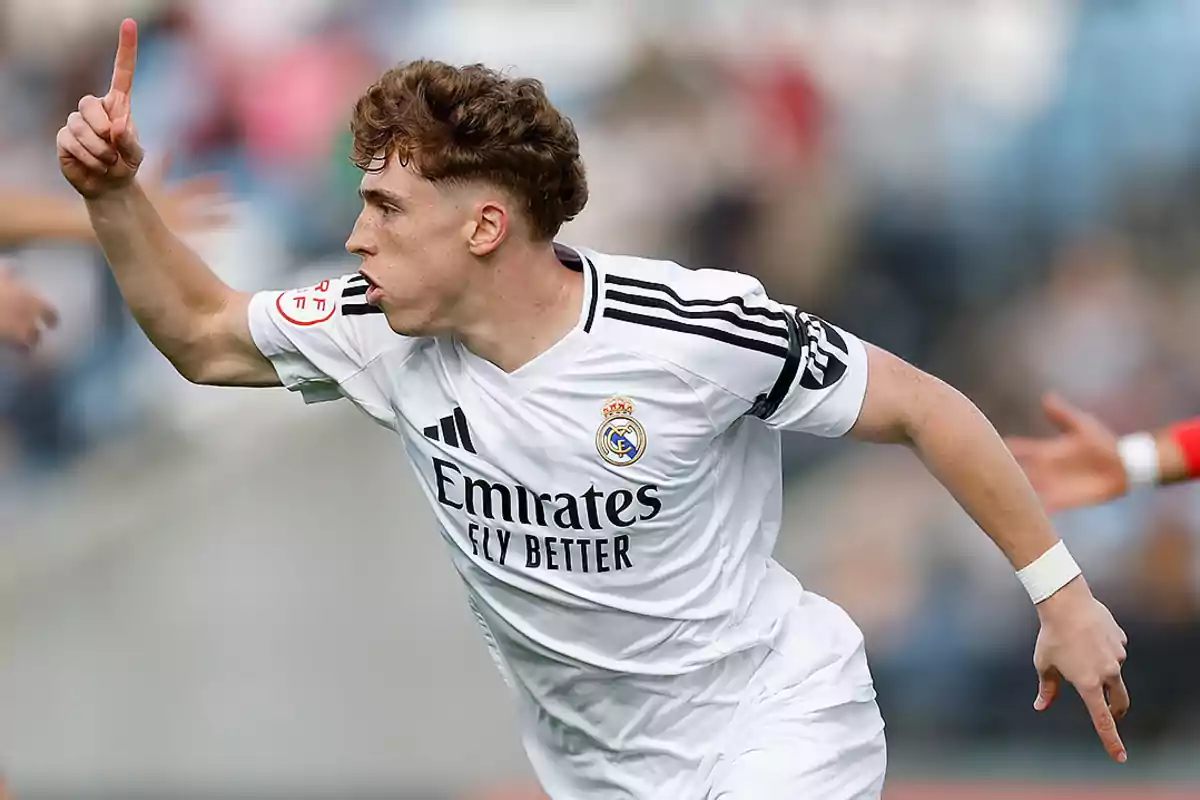 Futbolista del Real Madrid celebrando un gol con el brazo izquierdo extendido y señalando con el dedo índice de la mano derecha Futbolista del Real Madrid celebrando un gol con el brazo izquierdo extendido y señalando con el dedo índice de la mano derecha