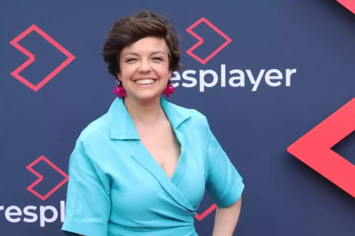 Mujer sonriendo con vestido azul claro y pendientes rosas frente a un fondo con logotipos geométricos y texto Mujer sonriendo con vestido azul claro y pendientes rosas frente a un fondo con logotipos geométricos y texto