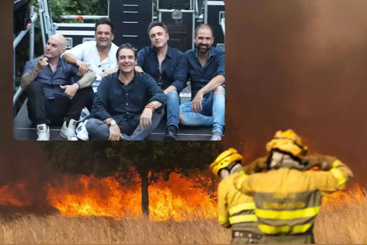 Un grupo de cinco hombres sonríe sentado en un escenario, mientras al fondo se observa un incendio forestal con dos bomberos de espaldas.