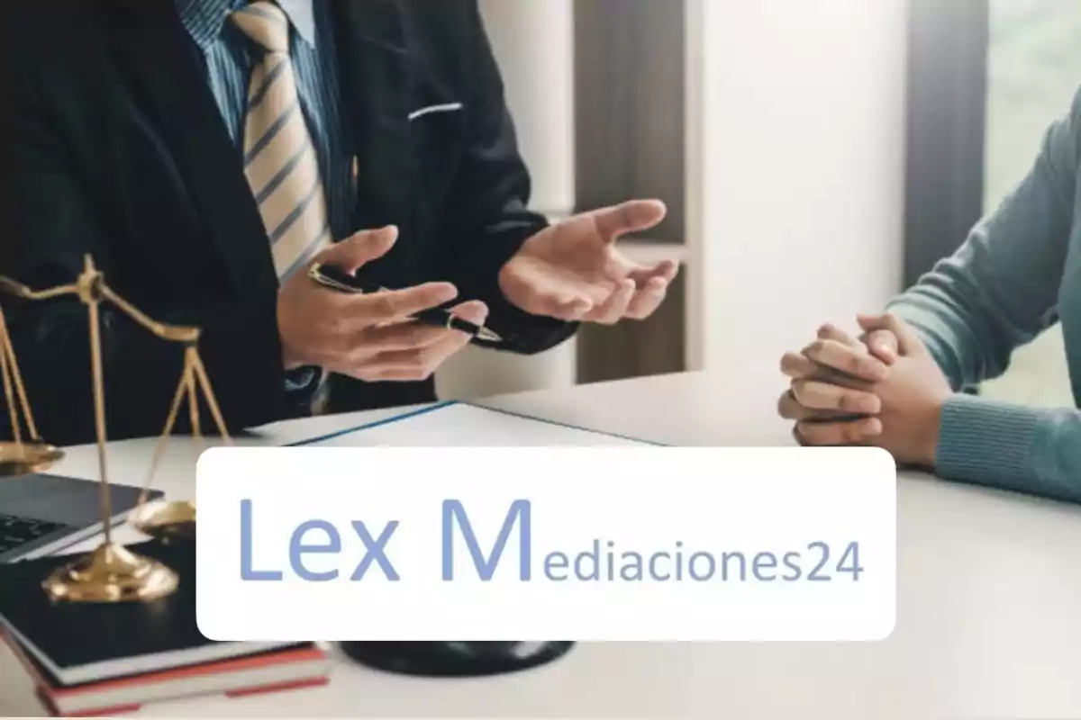Dos personas sentadas en una mesa conversando en un entorno profesional con una balanza dorada y documentos sobre la mesa y el texto Lex Mediaciones24 en primer plano Dos personas sentadas en una mesa conversando en un entorno profesional con una balanza dorada y documentos sobre la mesa y el texto Lex Mediaciones24 en primer plano