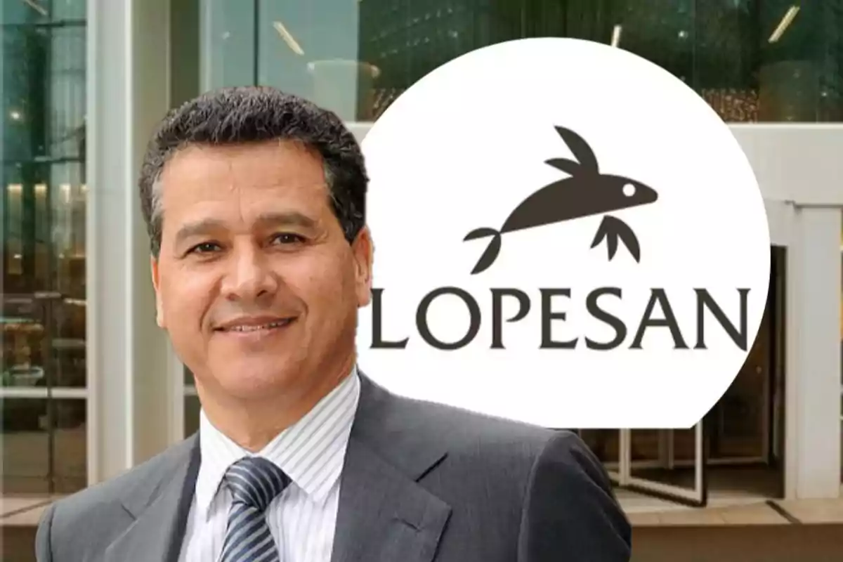 Hombre de traje sonriente frente a un edificio con el logo de Lopesan al fondo