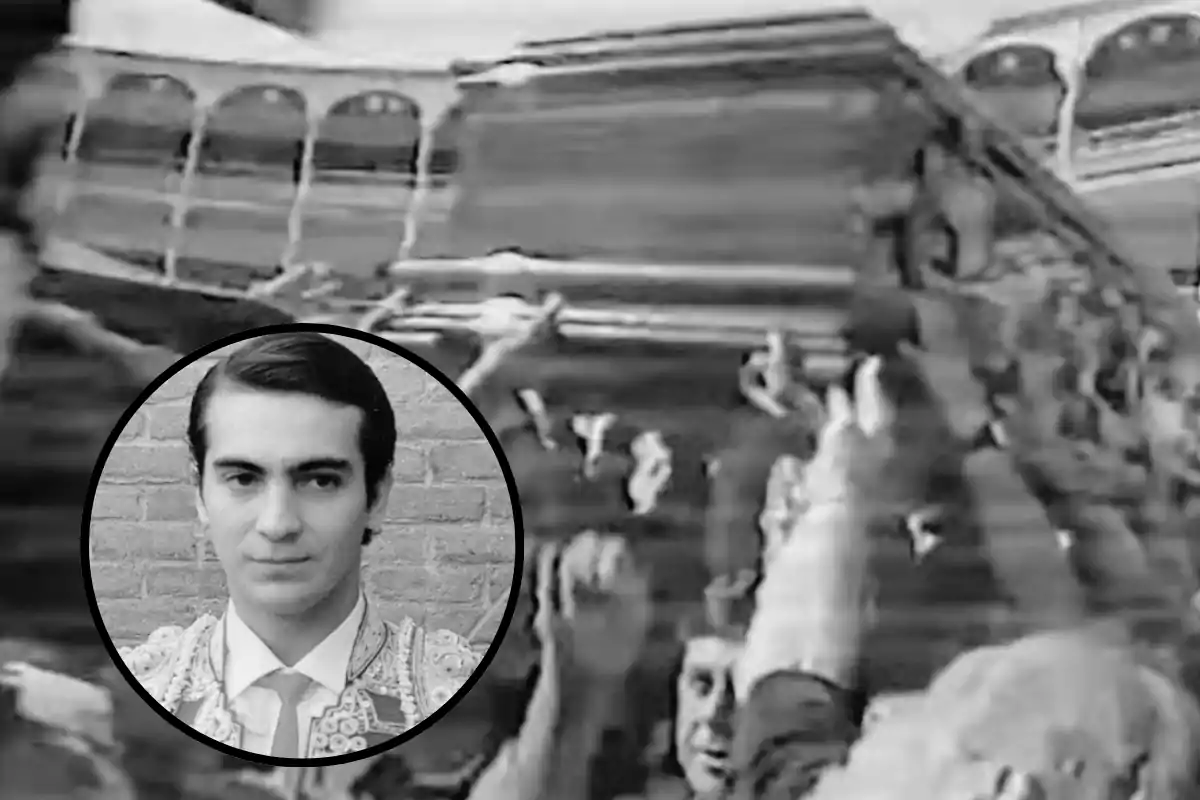 Multitud de personas cargando un ataúd en una plaza de toros con un retrato en blanco y negro de un joven vestido de torero en la esquina inferior izquierda