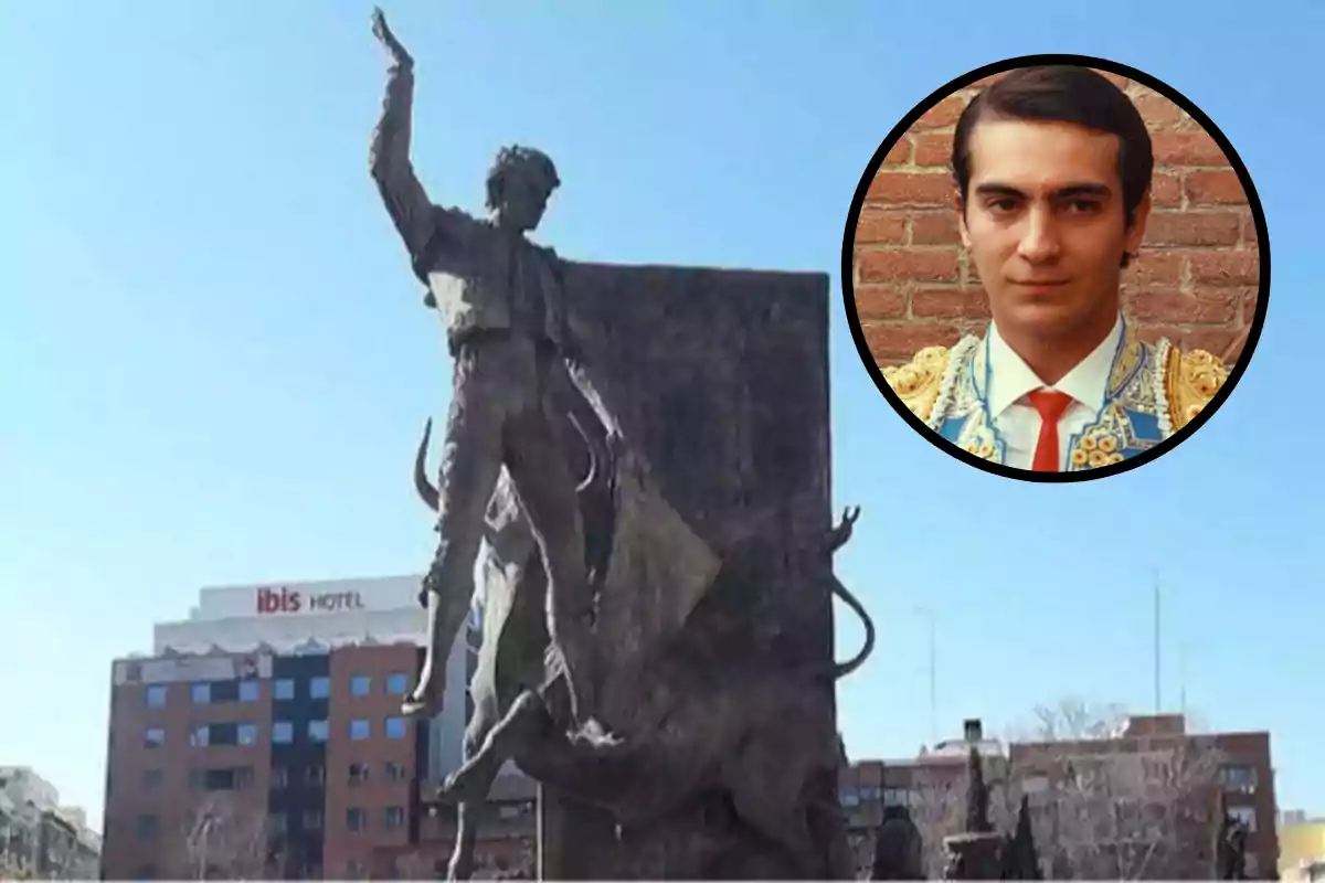 Monumento de un torero con un toro y al fondo un hotel, con un recuadro que muestra el retrato de un joven vestido de traje de luces.