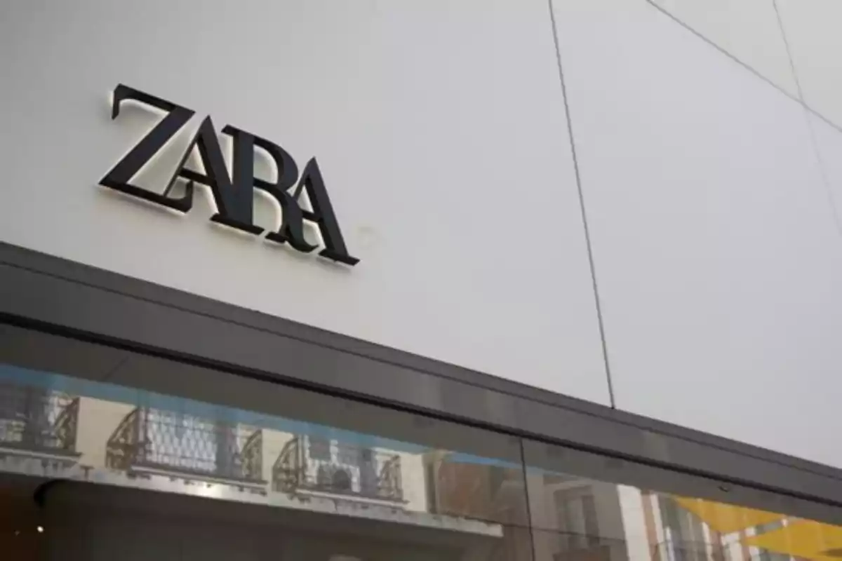 Fachada de una tienda con el logo de Zara en letras negras sobre una pared blanca