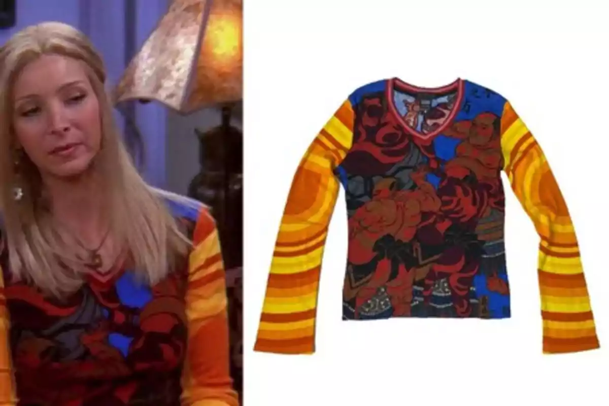 Mujer rubia usando una camiseta de manga larga con estampado colorido y diseño de luchadores, junto a una imagen de la misma camiseta sobre fondo blanco Mujer rubia usando una camiseta de manga larga con estampado colorido y diseño de luchadores, junto a una imagen de la misma camiseta sobre fondo blanco