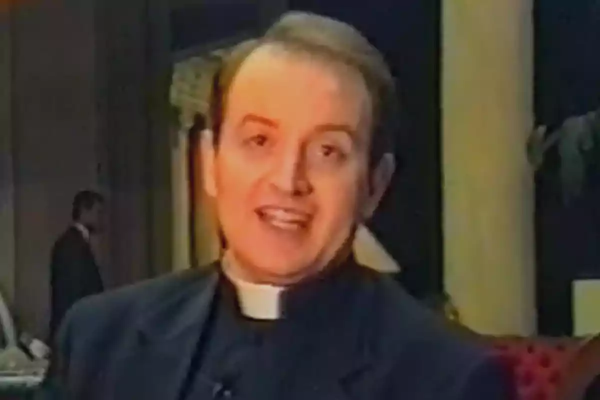 Un sacerdote sonriente con sotana negra y alzacuellos en un ambiente interior elegante Un sacerdote sonriente con sotana negra y alzacuellos en un ambiente interior elegante