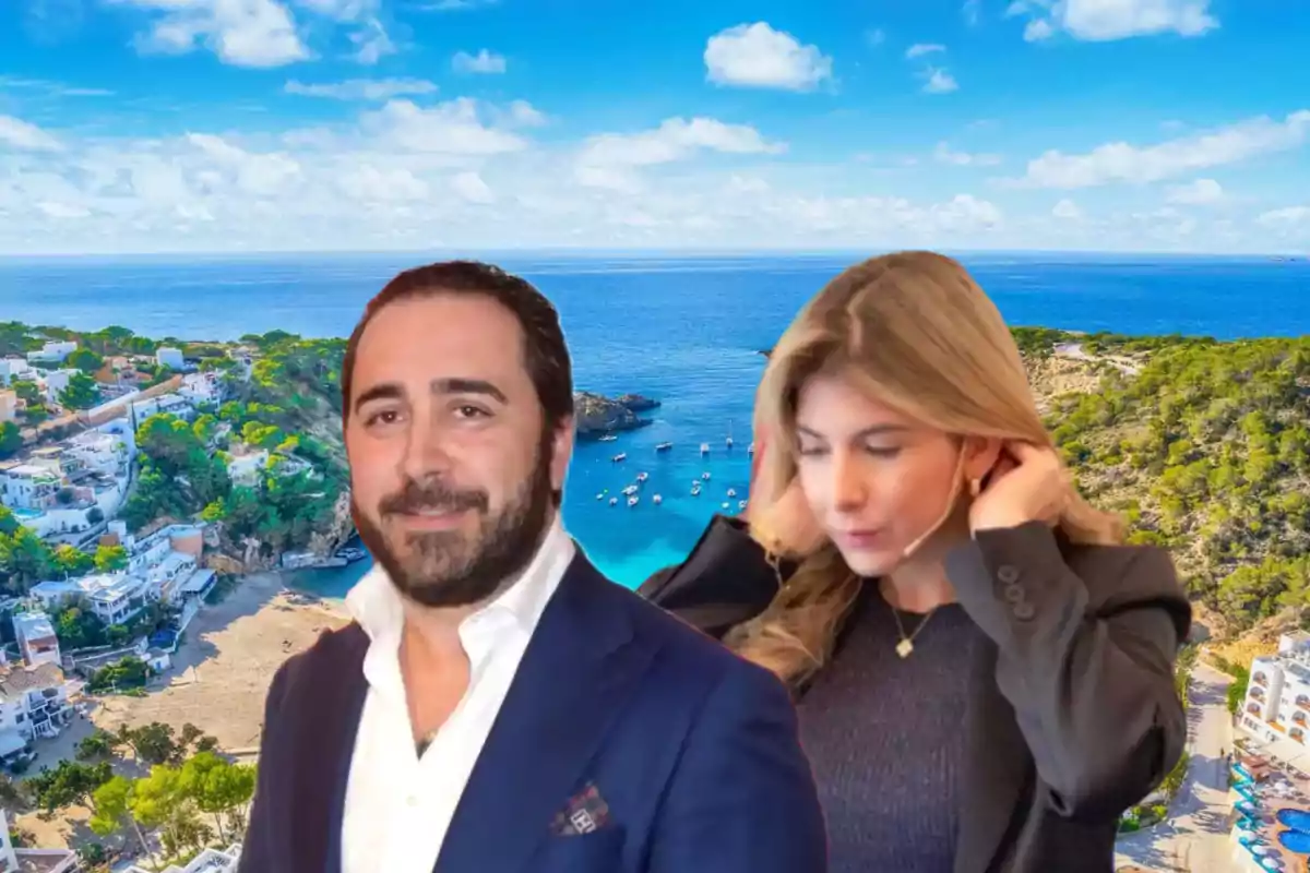 Un hombre con barba y una mujer rubia con micrófono aparecen en primer plano frente a un paisaje costero con mar azul, casas blancas y colinas verdes