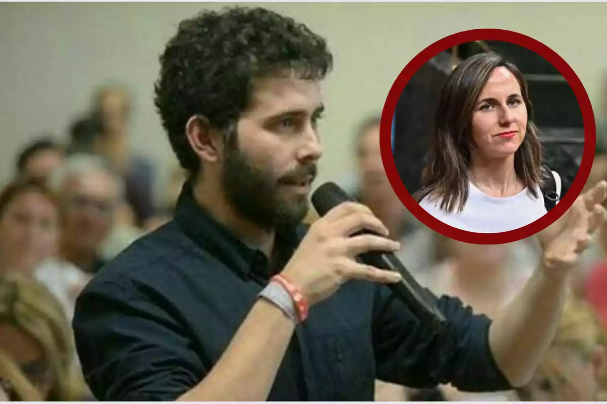 Un hombre de barba y cabello rizado sostiene un micrófono mientras habla en público, con la imagen de una mujer enmarcada en un círculo rojo superpuesta en la esquina derecha
