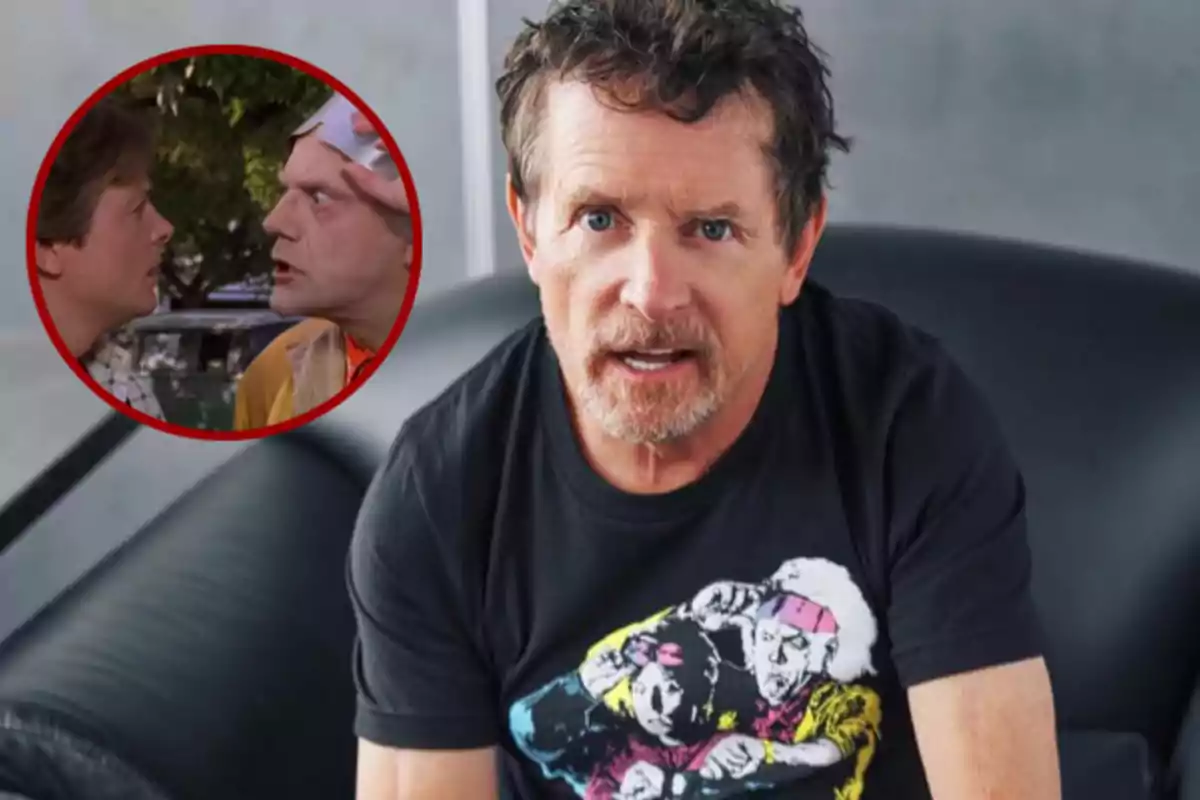 Hombre sentado en un sillón negro con una camiseta que tiene un diseño de dos personajes, al fondo un círculo muestra una escena de dos personas conversando intensamente.