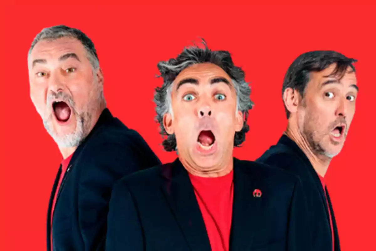 Tres hombres con expresiones de sorpresa y fondo rojo Tres hombres con expresiones de sorpresa y fondo rojo