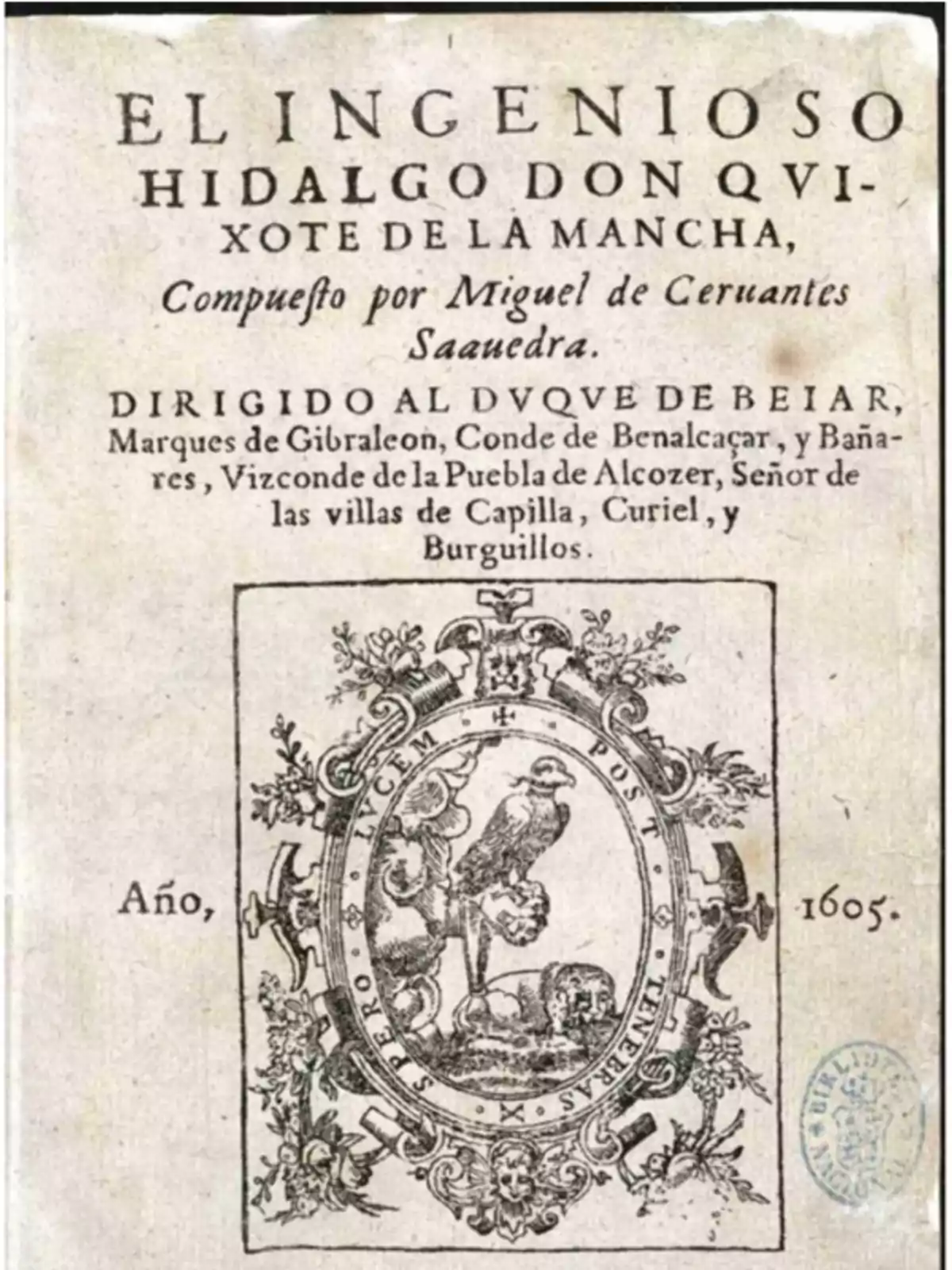 Portada antigua del libro El ingenioso hidalgo Don Quijote de la Mancha de Miguel de Cervantes Saavedra publicada en 1605 con un escudo decorativo en el centro Portada antigua del libro El ingenioso hidalgo Don Quijote de la Mancha de Miguel de Cervantes Saavedra publicada en 1605 con un escudo decorativo en el centro