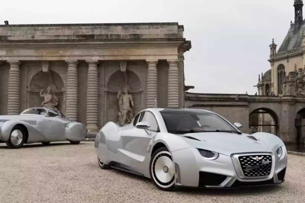 Dos autos plateados de diseño futurista están estacionados frente a un edificio antiguo con columnas y estatuas de piedra