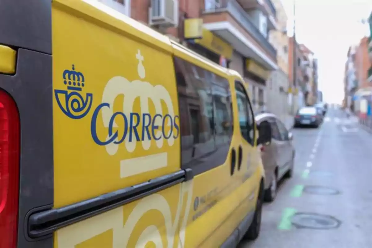 Furgoneta amarilla de Correos estacionada en una calle urbana Furgoneta amarilla de Correos estacionada en una calle urbana