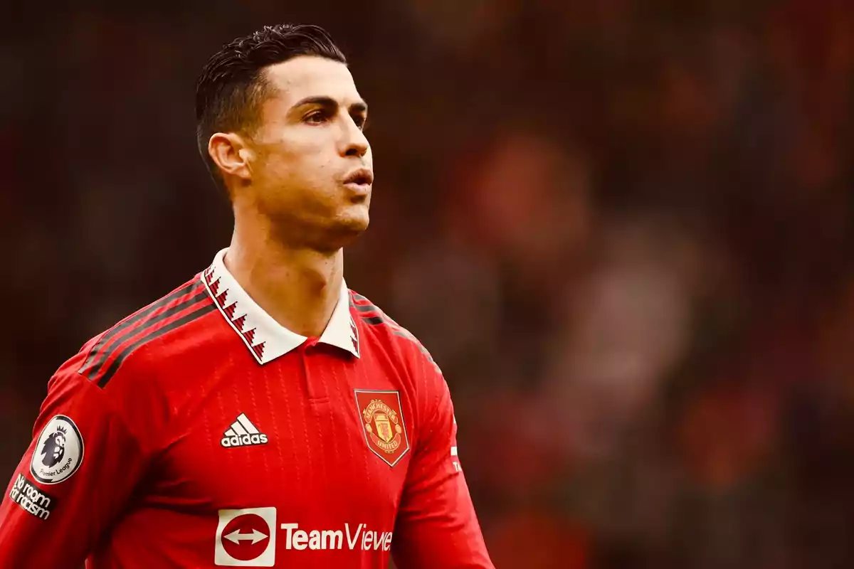 Futbolista con uniforme rojo del Manchester United en el campo de juego Futbolista con uniforme rojo del Manchester United en el campo de juego