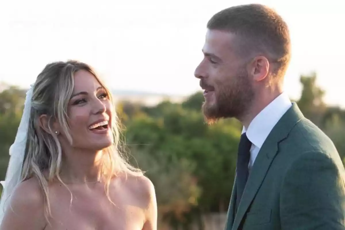 Una pareja sonriente vestida de novia y novio disfruta de un momento especial al aire libre con fondo de naturaleza. Una pareja sonriente vestida de novia y novio disfruta de un momento especial al aire libre con fondo de naturaleza.