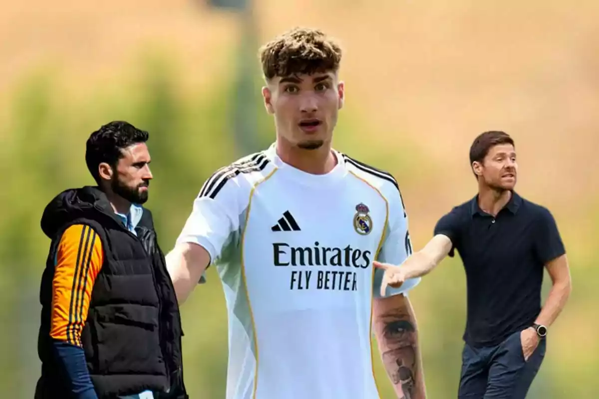 Tres hombres relacionados con el fútbol aparecen en la imagen, uno de ellos lleva el uniforme del Real Madrid y los otros dos parecen ser entrenadores o asistentes, todos en un entorno al aire libre.