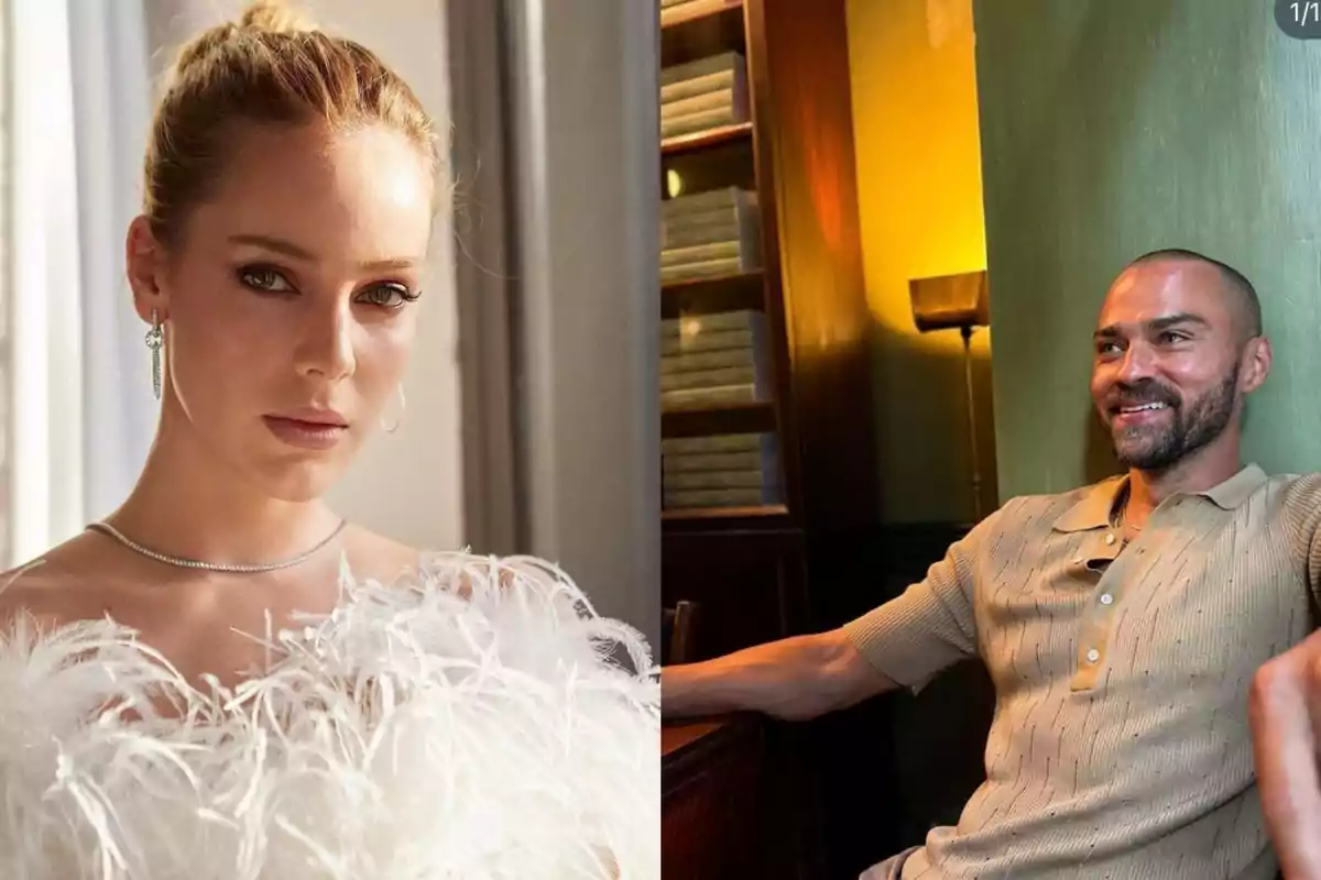 Una mujer rubia con un vestido blanco de plumas mira a la cámara mientras un hombre de barba y camiseta beige sonríe sentado en una habitación con luz cálida y estantería de libros Una mujer rubia con un vestido blanco de plumas mira a la cámara mientras un hombre de barba y camiseta beige sonríe sentado en una habitación con luz cálida y estantería de libros