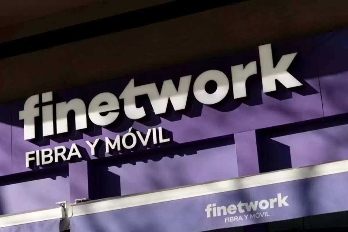 Fachada de una tienda con el letrero de finetwork fibra y móvil sobre un fondo morado Fachada de una tienda con el letrero de finetwork fibra y móvil sobre un fondo morado